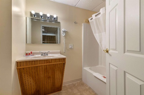 Rodeway Inn Lake George Outlets image 1
