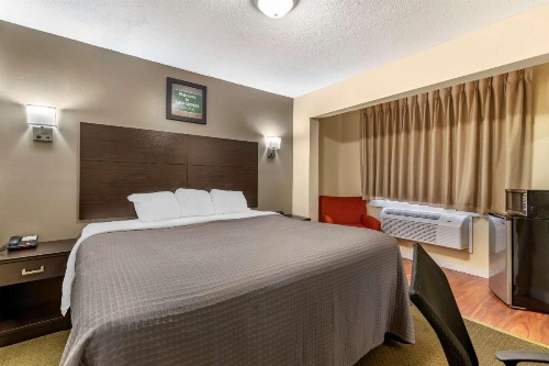 Rodeway Inn Lake George Outlets image 17