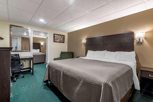 Rodeway Inn Lake George Outlets image 4