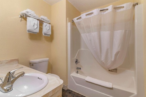 Rodeway Inn Lake George Outlets image 5