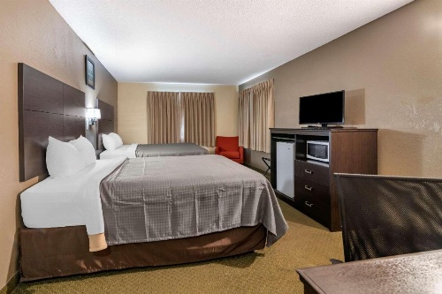 Rodeway Inn Lake George Outlets image 6